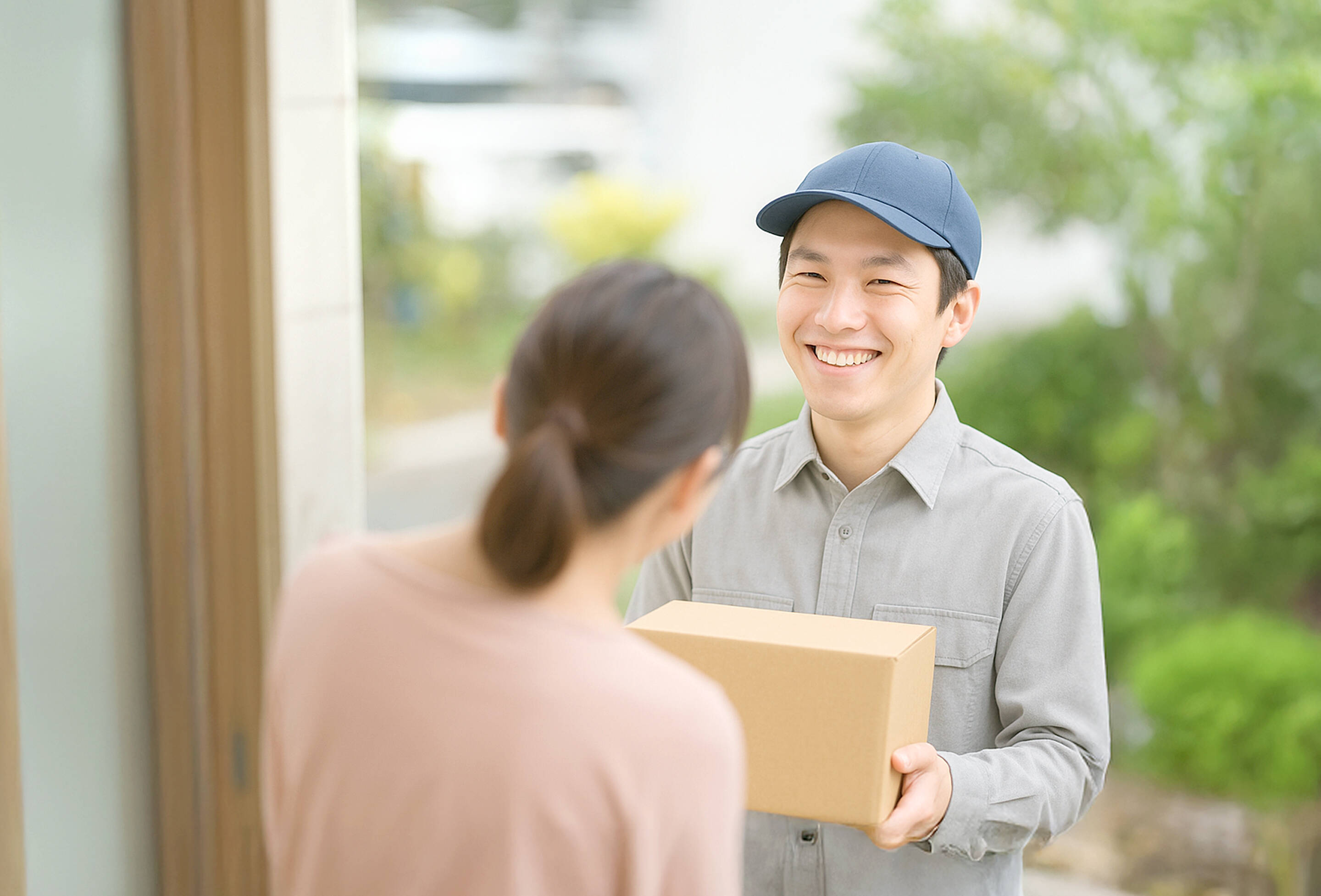 荷物を届ける配送員